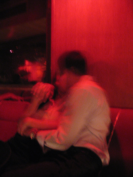 paris couplekissingred Paris 7/23/2006   8/11/2006